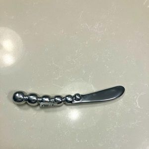 Mariposa pearled spreader